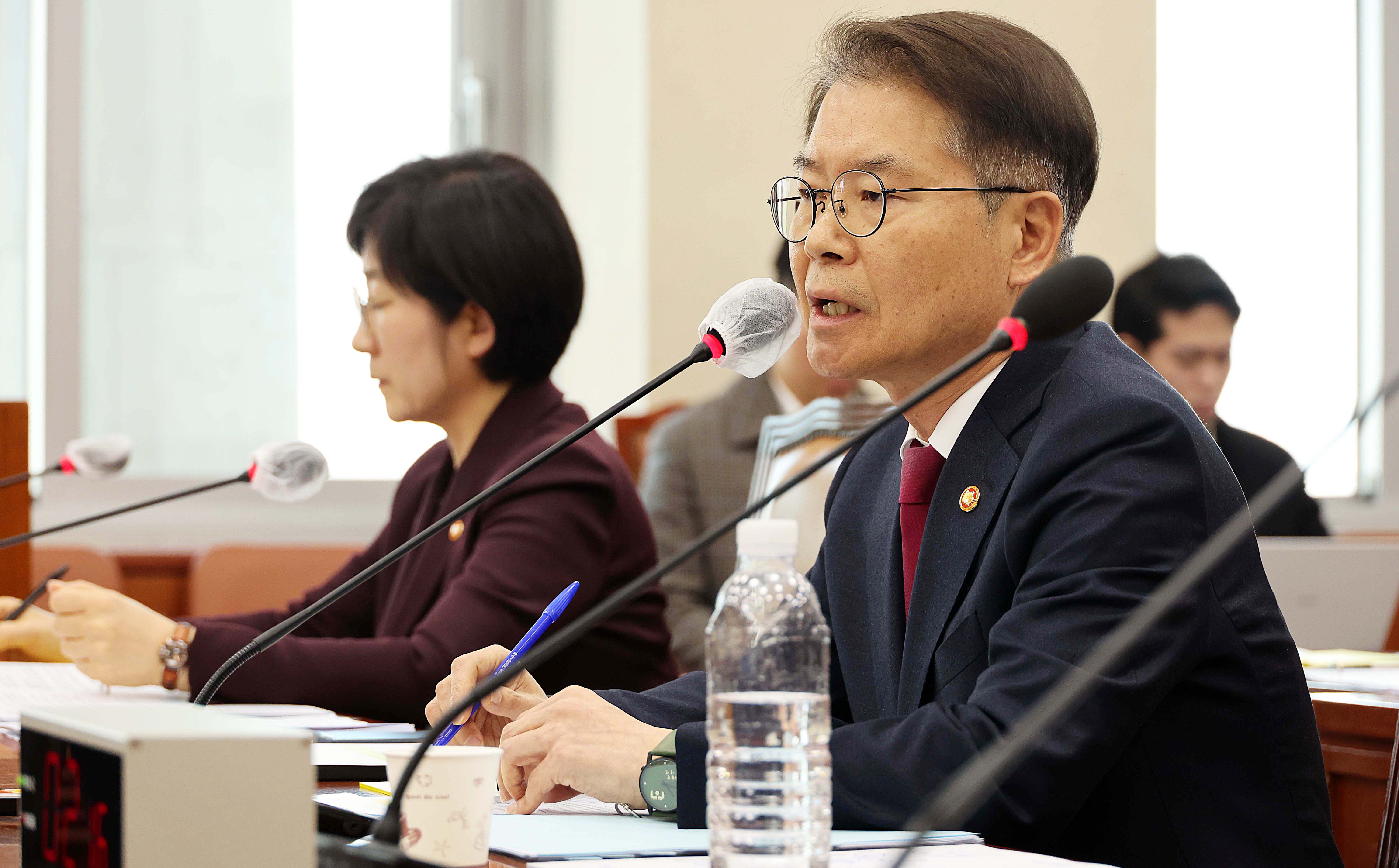 이정식 고용노동부 장관이 21일 국회에서 열린 환경노동위원회 전체회의에서 발언을 하고 있다. 오장환 기자