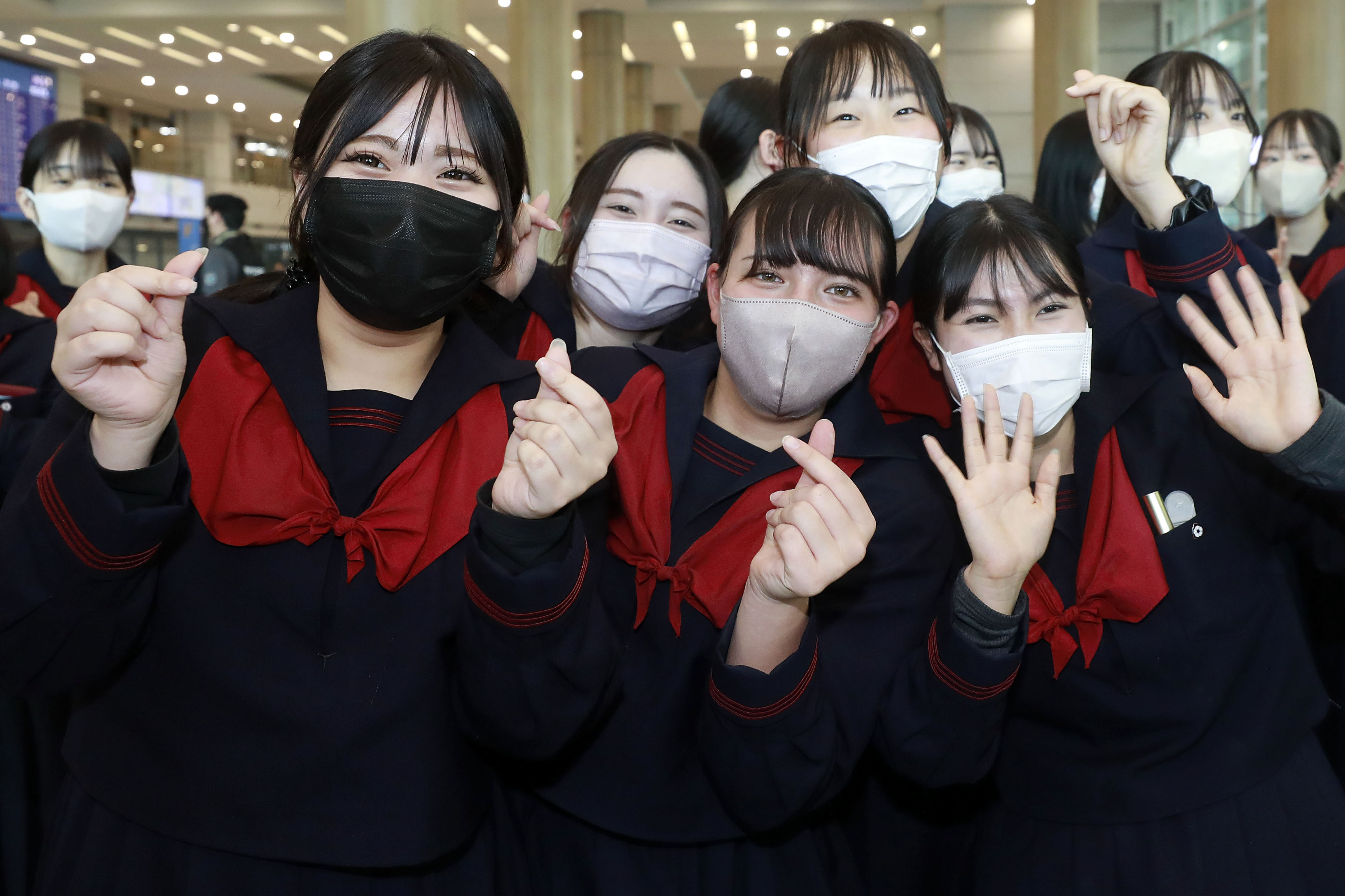 일본 구마모토현에서 한국으로 수학여행을 온 루테루 학원 고등학교 학생들이 21일 인천국제공항에서 열린 환영식에서 취재진을 향해 인사하고 있다. 2023. 3. 21 도준석 기자