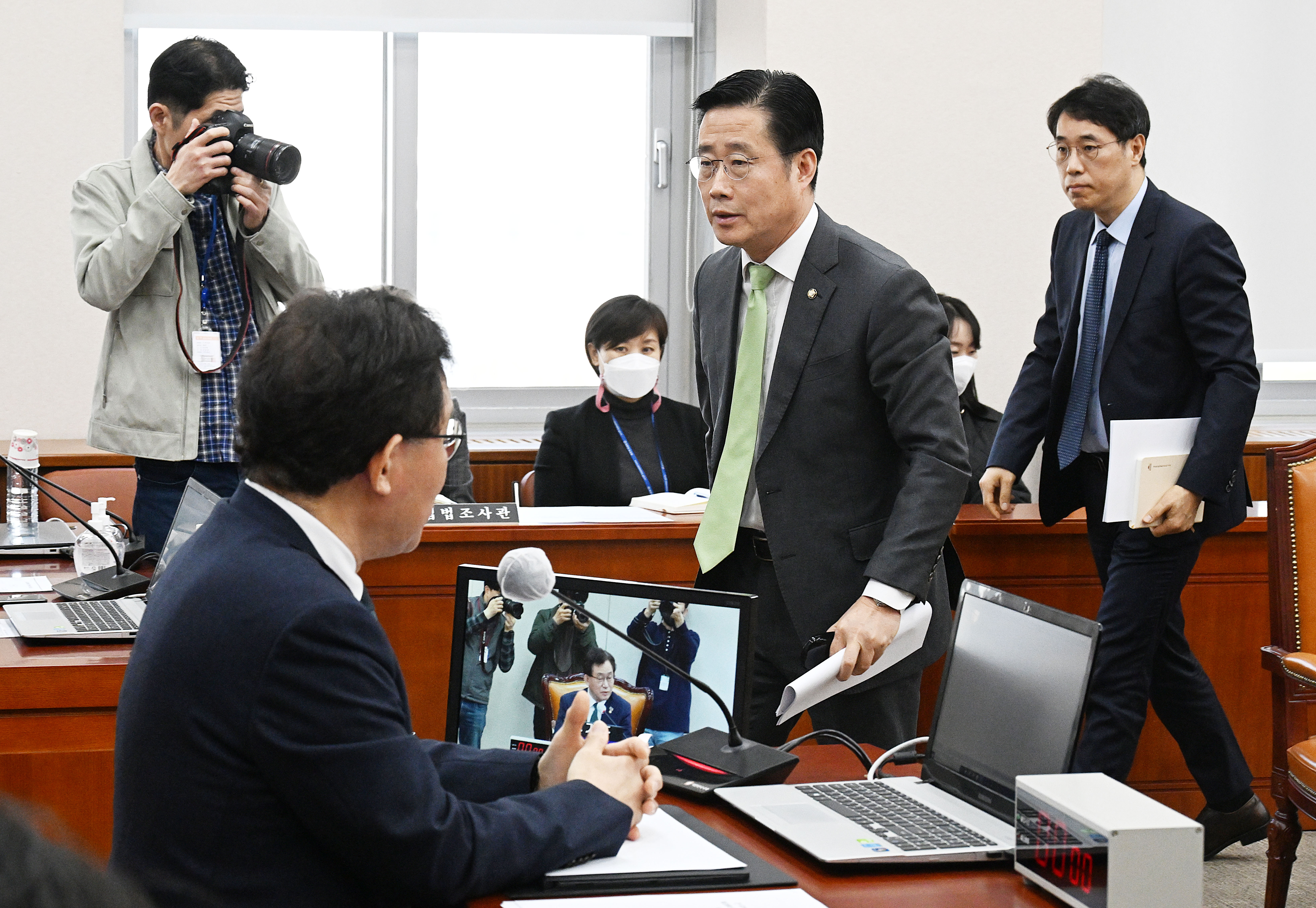 21일 국회에서 열린 교육위원회 전체회의에서 국민의힘 간사인 이태규 의원이 정순신 변호사 자녀 학교폭력 관련 청문회 실시계획 채택 의결 전 회의장을 나가고 있다.  오장환 기자