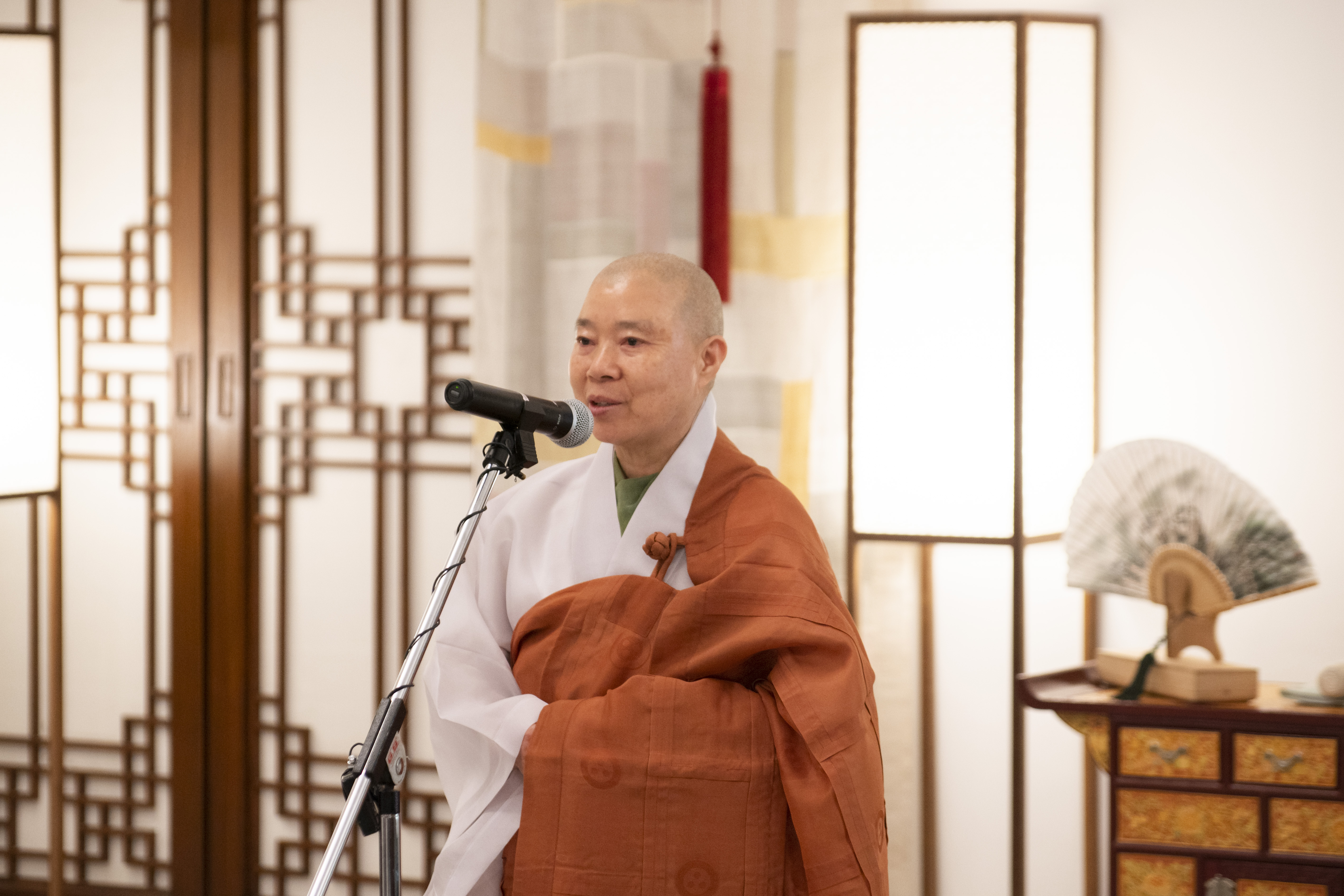 만찬을 준비한 정관 스님이 메뉴에 대해 설명하고 있다. 뉴델리 류재민 기자