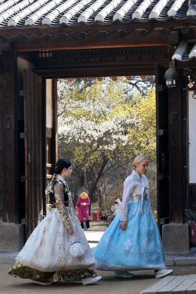 21일 오후 서울 종로구 창덕궁을 찾은 외국인 관광객들이 낙선재 일대를 관람하며 봄의 정취를 만끽하고 있다. 창덕궁은 이날부터 4월 6일까지 매주 화요일~목요일 오후에 낙선재 후원 일대를 둘러보는 ‘봄을 품은 낙선재’ 프로그램을 운영한다. 2023.3.21 연합뉴스