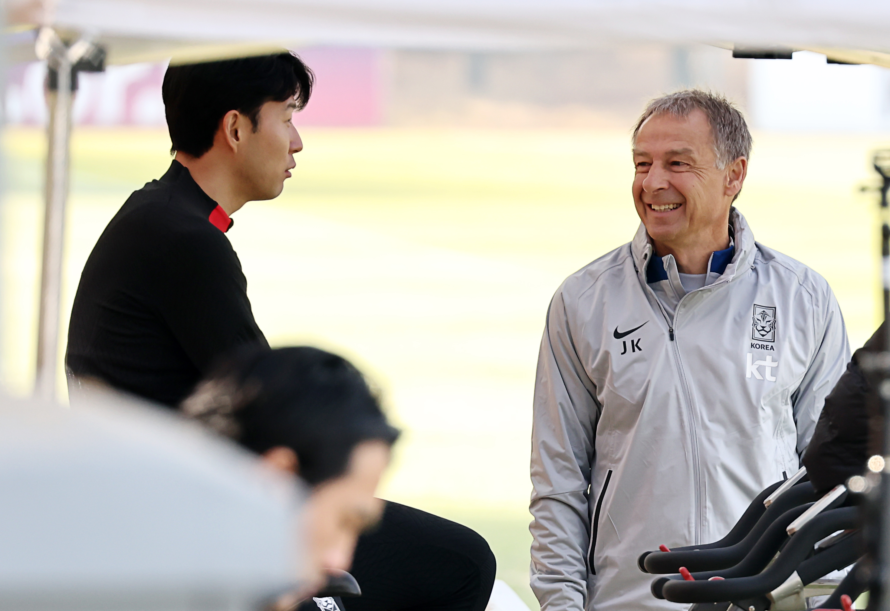 위르겐 클린스만(오른쪽) 축구 대표팀 감독이 21일 경기 파주 축구국가대표트레이닝센터(NFC)에서 열린 소집 이틀째 훈련에 앞서 손흥민과 이야기를 나누고 있다. 손흥민은 전날 늦은 오후 입국해 파주 NFC에 입소했다. 연합뉴스