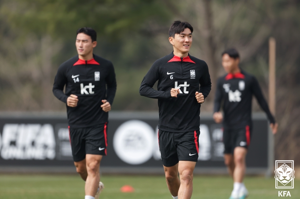 축구대표팀 미드필더 황인범이 22일 오전 파주NFC에서 가벼운 러닝으로 훈련을 시작하고 있다.  [대한축구협회 제공]