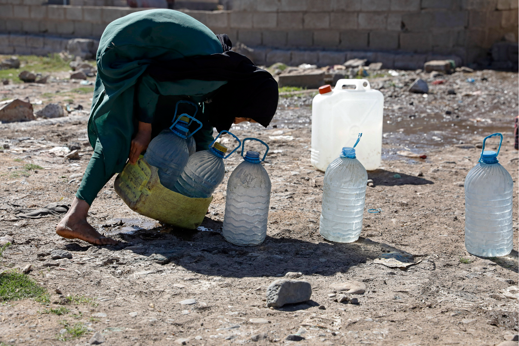 예멘 사나 외곽에서 한 소녀가 세계 물의 날 전날 기부된 물탱크에서 물병을 가득 채워가고 있다. EPA연합뉴스