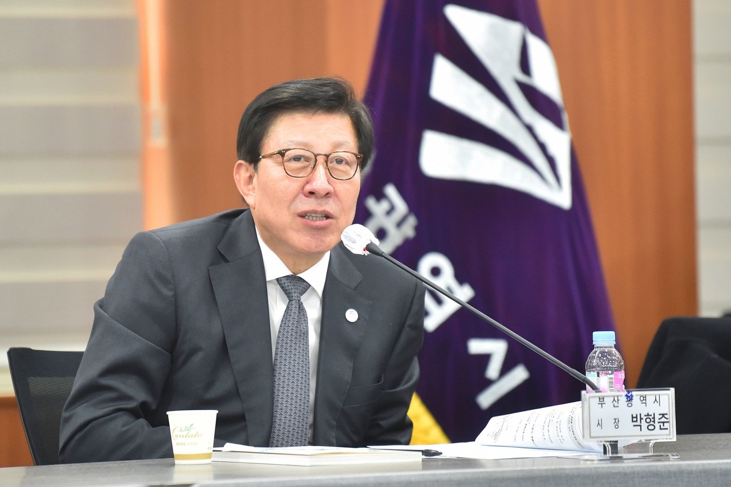박형준 부산시장이 22일 부산시청에서 열린 기자간담회에서 ‘지산학 협력 체계’에 대해 소개하고 있다. 교육부 제공
