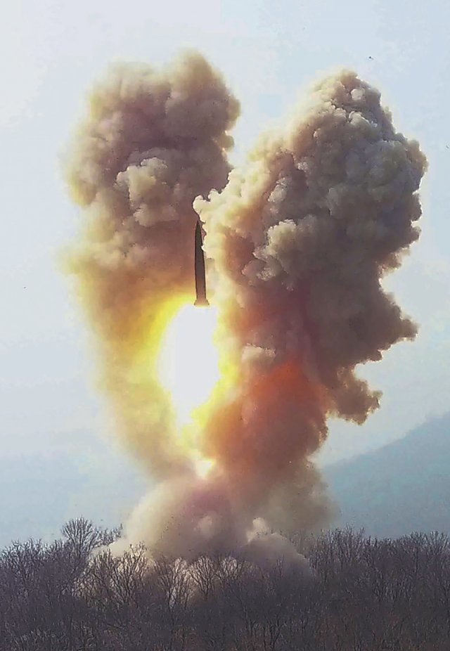 모형 전술 핵탄두를 탑재한 북한의 단거리탄도미사일(KN23)이 지난 19일 평안북도 철산군 동창리 일원에서 발사되고 있다. 화염과 연기가 ‘V’자 형태로 솟구치고 있어 산악지역 지하 고정식 발사대(사일로)에서 쏘는 장면을 처음 공개했다는 분석이 나왔다. 노동신문 뉴스1