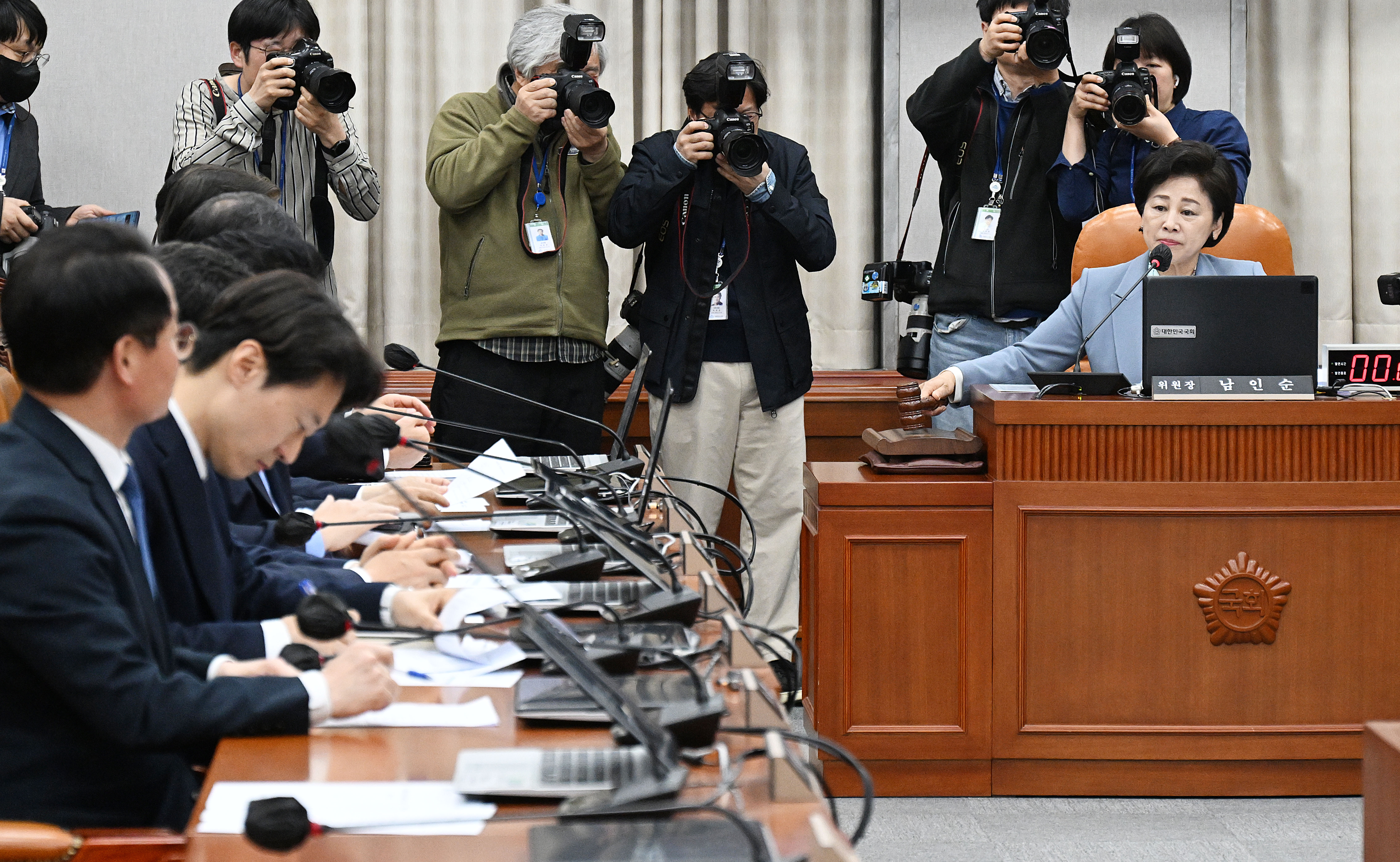 남인순(맨 오른쪽) 국회 정치개혁특별위원회 위원장이 22일 국회에서 열린 정개특위 전체회의에서 의사봉을 두드리고 있다. 정개특위는 이날 국회의원 정수를 현행 300석으로 유지하는 것을 전제로 한 선거제도 개편 결의안을 채택했다. 오장환 기자