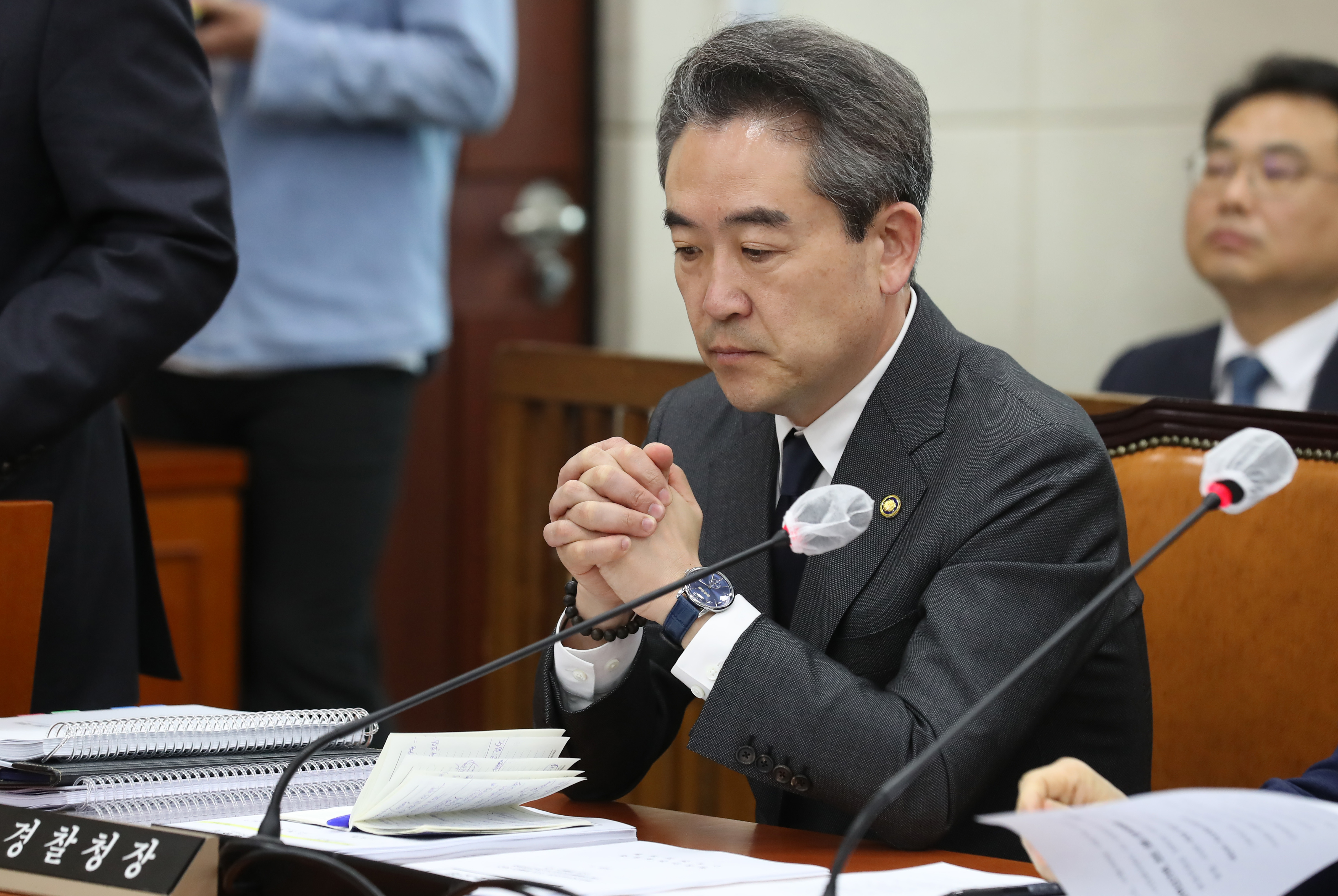 윤희근 경찰청장이 22일 오후 서울 여의도 국회에서 열린 행정안전위원회 전체회의에서 생각에 잠겨 있다. 뉴시스