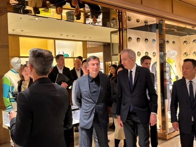 베르나르 아르노 루이뷔통모에헤네시(LVMH) 회장이 20일 서울 송파구 잠실 롯데 에비뉴엘에서 신동빈 롯데 회장과 만나 대화하고 있다. 2023.3.20 연합뉴스