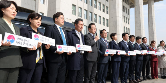 더불어민주당 이재명 대표가 22일 오전 서울 여의도 국회 본청 앞에서 열린 대일굴종외교 규탄 태극기달기 운동 행사에서 발언하고 있다. 2023.3.22 연합뉴스
