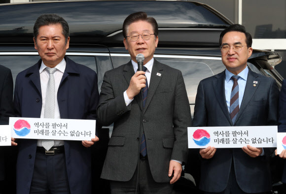 이재명 더불어민주당 대표가 22일 오전 서울 여의도 국회 본청 앞에서 열린 대일굴종외교 규탄  태극기 달기 운동 행사에서 인사말을 하고 있다. 2023.03.22. 뉴시스