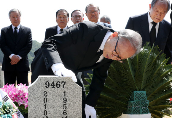 이명박 전 대통령이 22일 오전 국립대전현충원에 마련된 천안함 희생자 한주호 준위 묘역을 찾아 참배한 뒤 묘비 주변을 둘러보고 있다. 2023.3.22. 공동취재