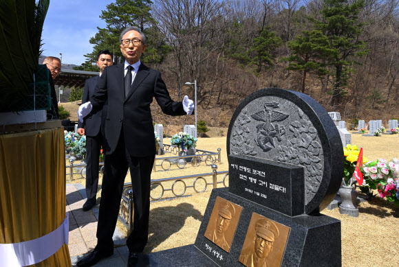 이명박 전 대통령이 22일 오전 국립대전현충원 제2연평해전 전사자 묘역을 찾아 참배한 뒤 주변을 둘러보고 있다. 2023.3.22. 공동취재