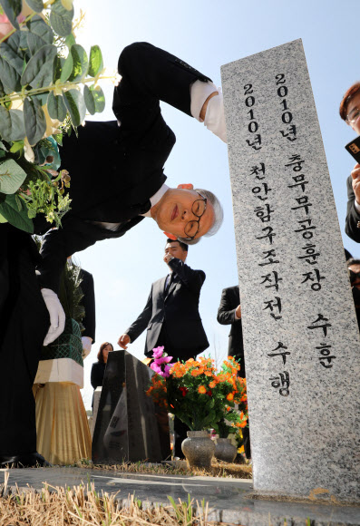 이명박 전 대통령이 22일 오전 국립대전현충원 천안함 46용사 묘역을 찾아 참배 후 묘비 주변을 확인하고 있다. 2023.3.22. 공동취재