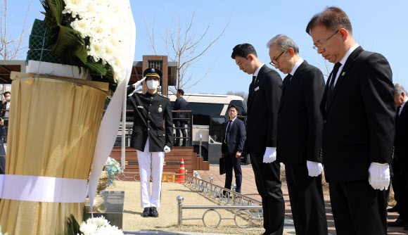 이명박 전 대통령이 22일 오전 국립대전현충원 천안함 46용사 묘역을 찾아 참배하고 있다. 2023.3.22. 공동취재