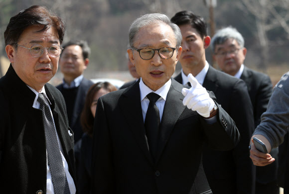 이명박 전 대통령이 22일 오전 국립대전현충원 천안함 46용사 묘역을 찾아 분향한 뒤 주변을 둘러보고 있다. 2023.3.22 연합뉴스