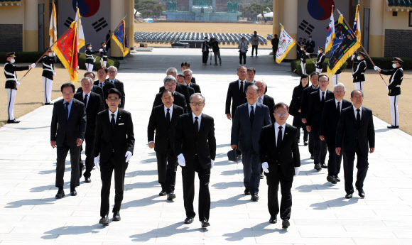 이명박 전 대통령과 이 전 대통령 정부 인사들이 22일 오전 국립대전현충원을 찾아 참배하기 위해 이동하고 있다. 2023.3.22 연합뉴스