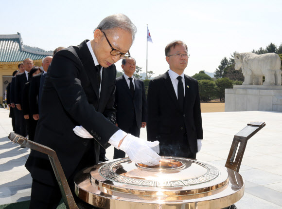 이명박 전 대통령이 22일 오전 국립대전현충원을 찾아 분향하고 있다. 2023.3.22 연합뉴스