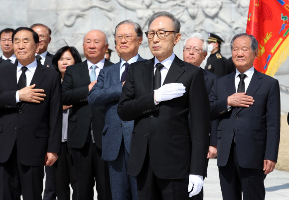이명박 전 대통령과 이 전 대통령 정부 인사들이 22일 오전 국립대전현충원을 찾아 참배하기 위해 이동하고 있다. 2023.3.22 연합뉴스
