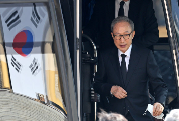 이명박 전 대통령이 22일 오전 국립대전현충원을 도착해 차량에서 내리고 있다. 2023.3.22 연합뉴스