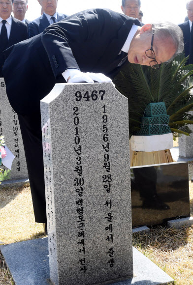 이명박 전 대통령이 22일 대전시 유성구 국립대전현충원 고 한주호 준위의 묘역을 참배한 뒤 묘비를 살펴보고 있다. 2023.03.22.  공동취재사진