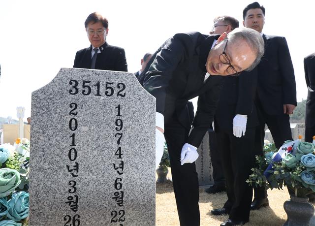 이명박 전 대통령이 서해수호의 날을 앞두고 22일 대전 유성구 국립대전현충원을 찾아 천안함 46용사 묘역에 참배한 뒤 묘비를 어루만지고 있다.  이 전 대통령은 2010년 천안함 폭침 당시 “장병들의 고귀한 희생을 잊지 않고, 통일이 되는 날까지 매년 전사자 묘역을 찾겠다”고 약속했고. 천안함 묘역 참배는 퇴임 후에도 빠짐없이 이어갔다.  지난 2018년 3월 수감으로 중단 됐다가 지난해 12월 사면 이후 첫 공식일정으로 대전현충원을 찾았다.  이날 참배는 이 전 대통령과 함께 류우익 전 대통령 실장, 정정길 전 대통령 실장, 이재오 전 특임장관, 이귀남 전 법무부장관, 현인택 전 통일부장관, 정동기 전 청와대 민정수석, 김두우 전 청와대 홍보수석, 홍상표 전 청와대 홍보수석, 장다사로 전 청와대 총무기획관 등 이명박 정부 인사 24명이 함께했다. 2023.3.22. 뉴스1