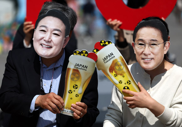 22일 서울 광화문광장에서 환경보건시민센터 회원들이 ‘세계 물의 날 기념, 후쿠시마 방사능 오염수 해양투기 반대 캠페인’을 하고 있다. 2023.3.22 연합뉴스