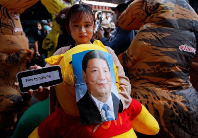 지난해 11월 태국 방콕에서 한 시위 참가자가 시진핑 중국 국가주석 사진을 붙인 ‘곰돌이 푸’ 인형을 껴안은 채 ‘홍콩을 해방하라’는 문구의 손팻말을 들고 있다. 로이터 연합뉴스