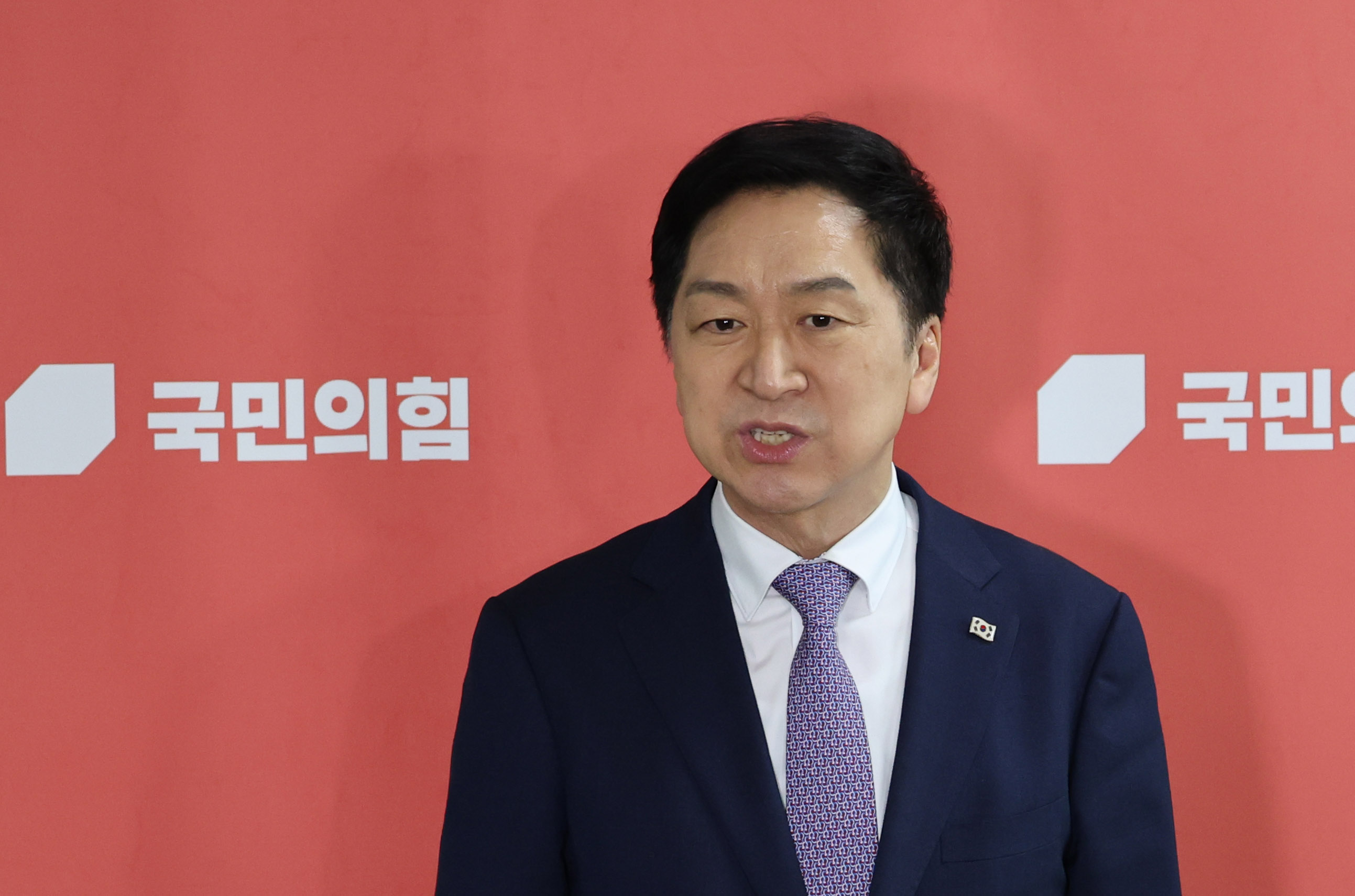 취재진 질문에 답하는 김기현 대표