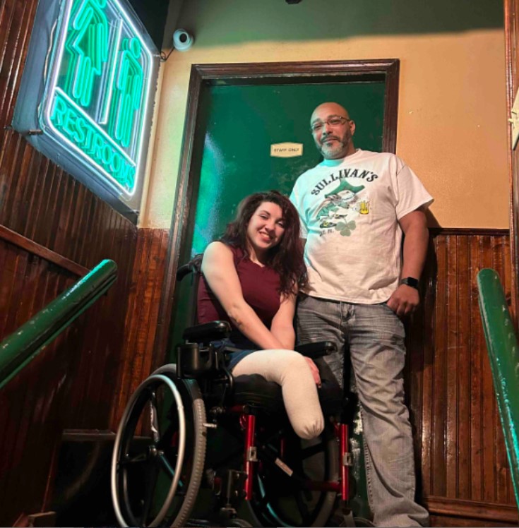 카슨 브리어가 파손한 휠체어의 주인인 시드니 브리어(왼쪽)와 사건이 발생한 술집의 매니저 2023.3.20. 고펀드미