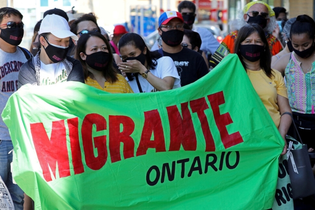 2020년 7월4일(현지시각) 캐나다 온타리오주 토론토의 이민부에서 이민자와 난민 등이 집회를 열고 있다. 로이터 연합뉴스