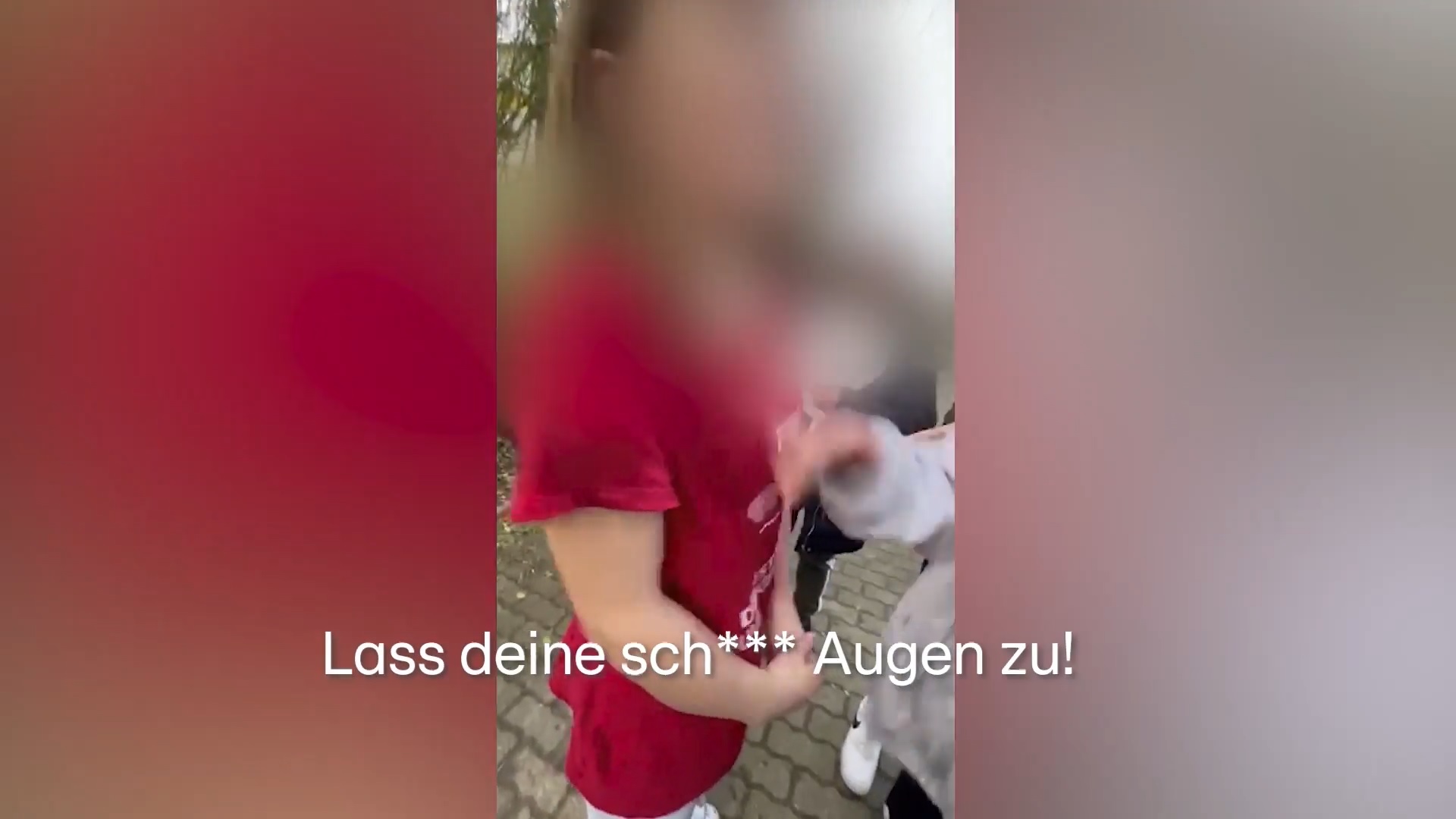 22일 독일 RTL방송이 공개한 13세 소녀 폭행 영상 중 한 장면. 10대 여학생들이 피해자를 에워싸고 비속어를 사용하며 위협하고 있다. 2023.3.22 독일 RTL 방송 캡처