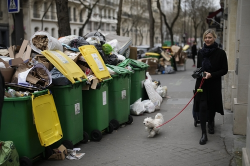 연금개혁 반대 시위로 환경미화원들이 파업에 참가하면서 22일 프랑스 파리 시내에 쓰레기가 가득하다. 파리 AP 연합뉴스