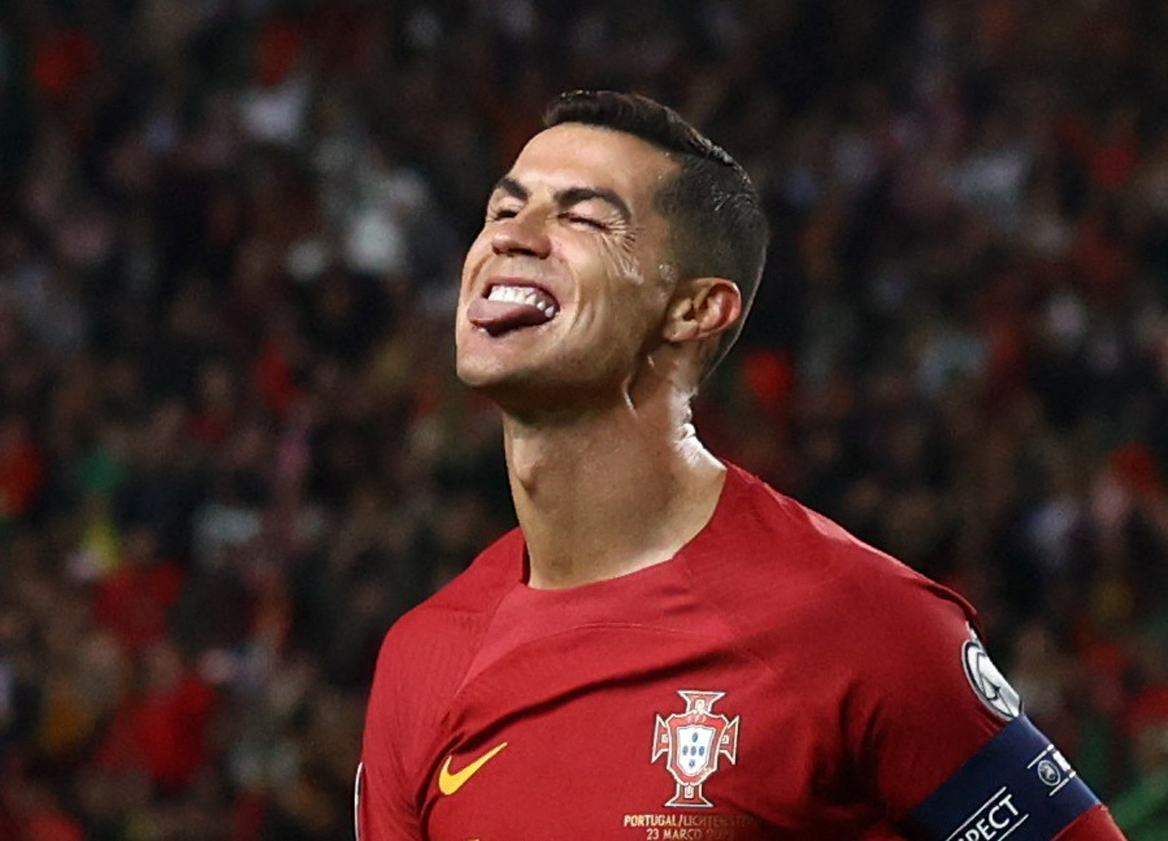 포르투갈 대표팀의 크리스티아누 호날두가 24일(한국시간) 유로2024 예선 리히텐슈타인과의 경기에서 혀를 내밀며 웃고 있다. 로이터 연합뉴스