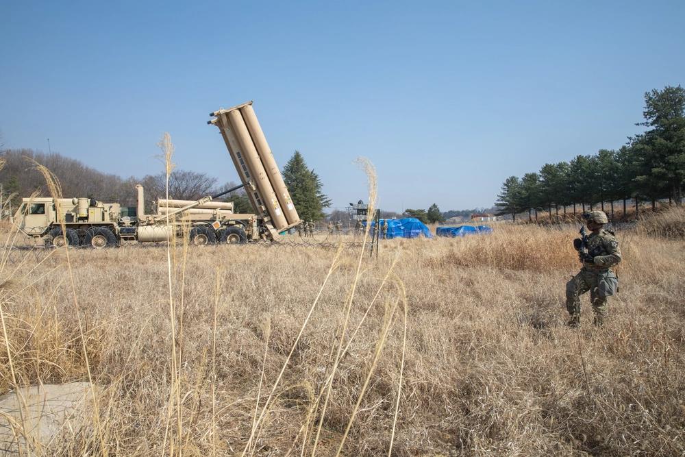 경북 성주에 고고도 미사일방어체계(THAAD·사드)가 2017년 배치된 이래 처음으로 기지 밖에서 발사대 전개훈련이 진행됐다. 사진은 주한미군의 사드 발사대 훈련 모습.   미 국방시각정보배포 시스템 제공.