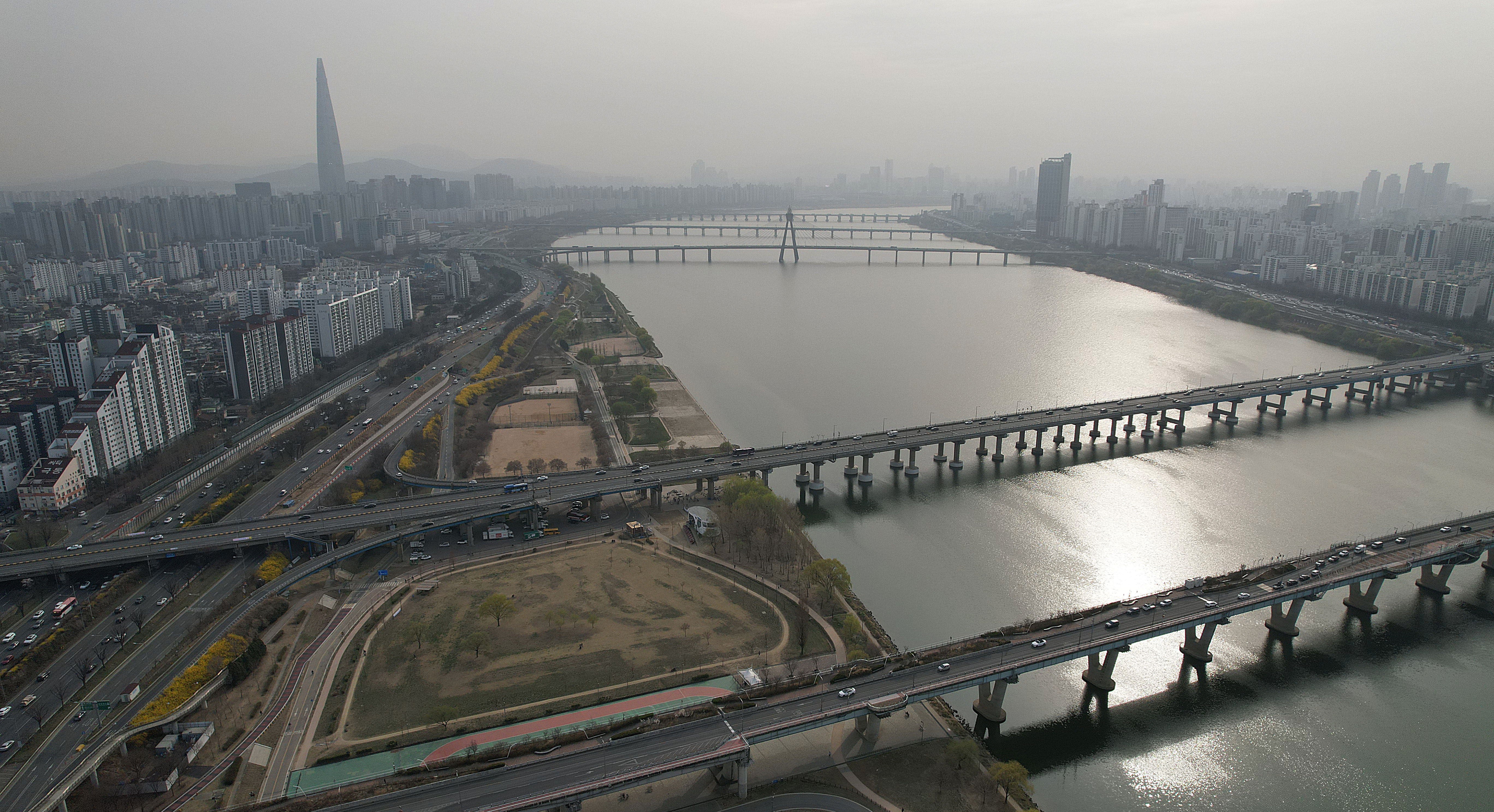 중국발 황사 영향으로 전국적으로 미세먼지 주의보가 내려신 24일 서울 강동구 광나루 한강공원에서 드론으로 바라본 서울 도심이 뿌옇다. 2023.3.24 오장환 기자