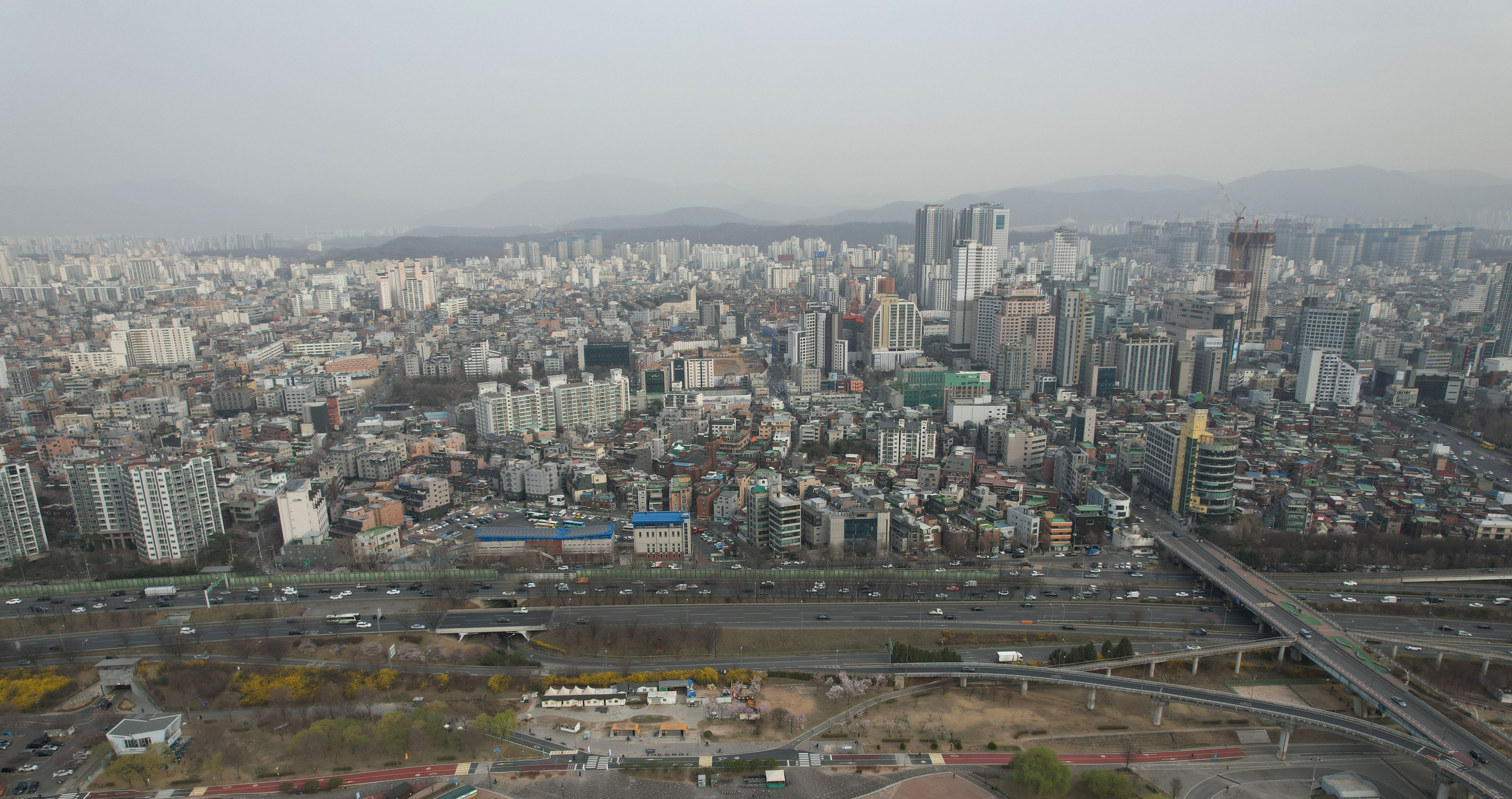 중국발 황사 영향으로 전국적으로 미세먼지 주의보가 내려신 24일 서울 강동구 광나루 한강공원에서 드론으로 바라본 서울 도심이 뿌옇다. 2023.3.24 오장환 기자