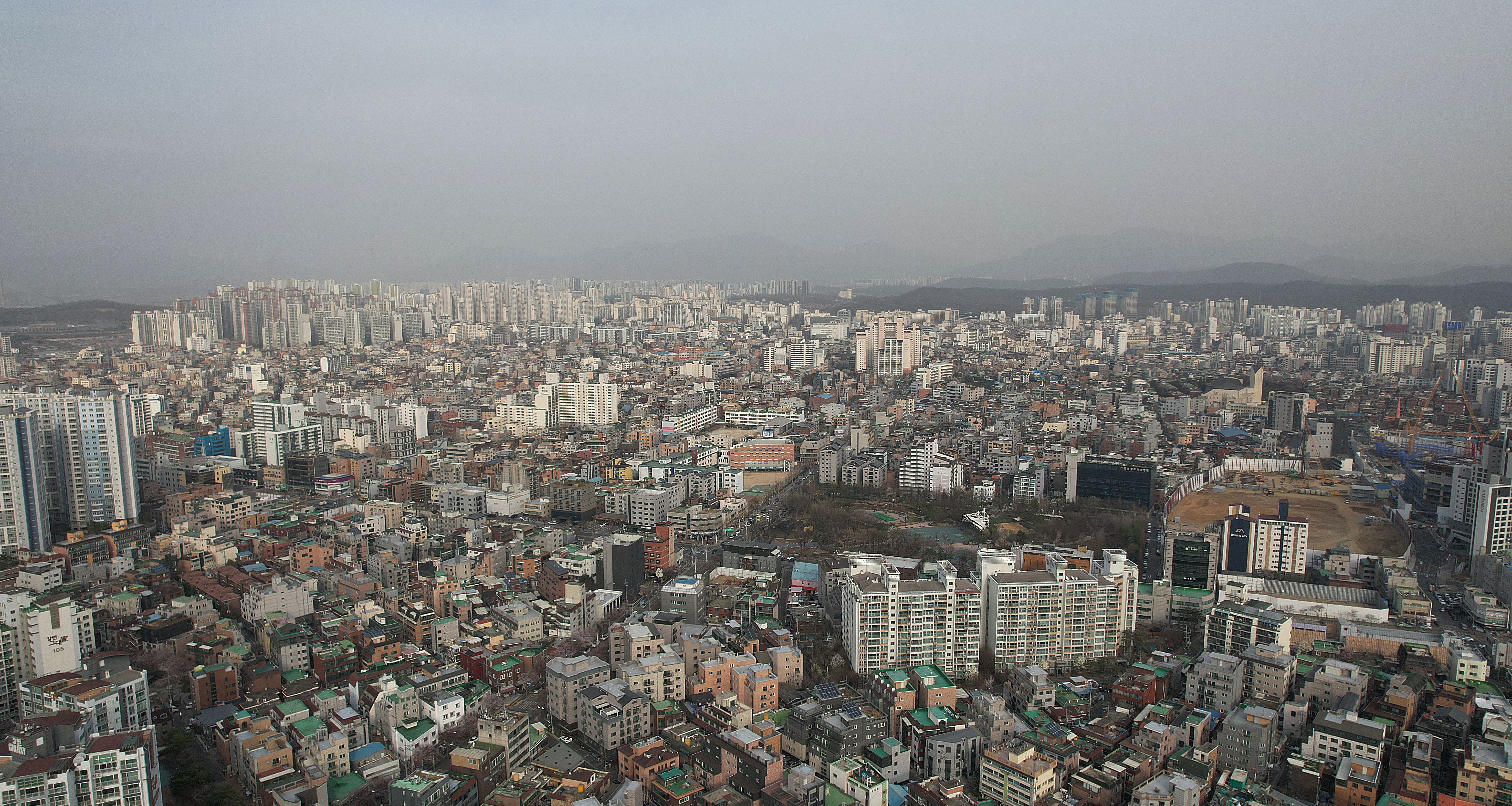 중국발 황사 영향으로 전국적으로 미세먼지 주의보가 내려신 24일 서울 강동구 광나루 한강공원에서 드론으로 바라본 서울 도심이 뿌옇다. 2023.3.24 오장환 기자