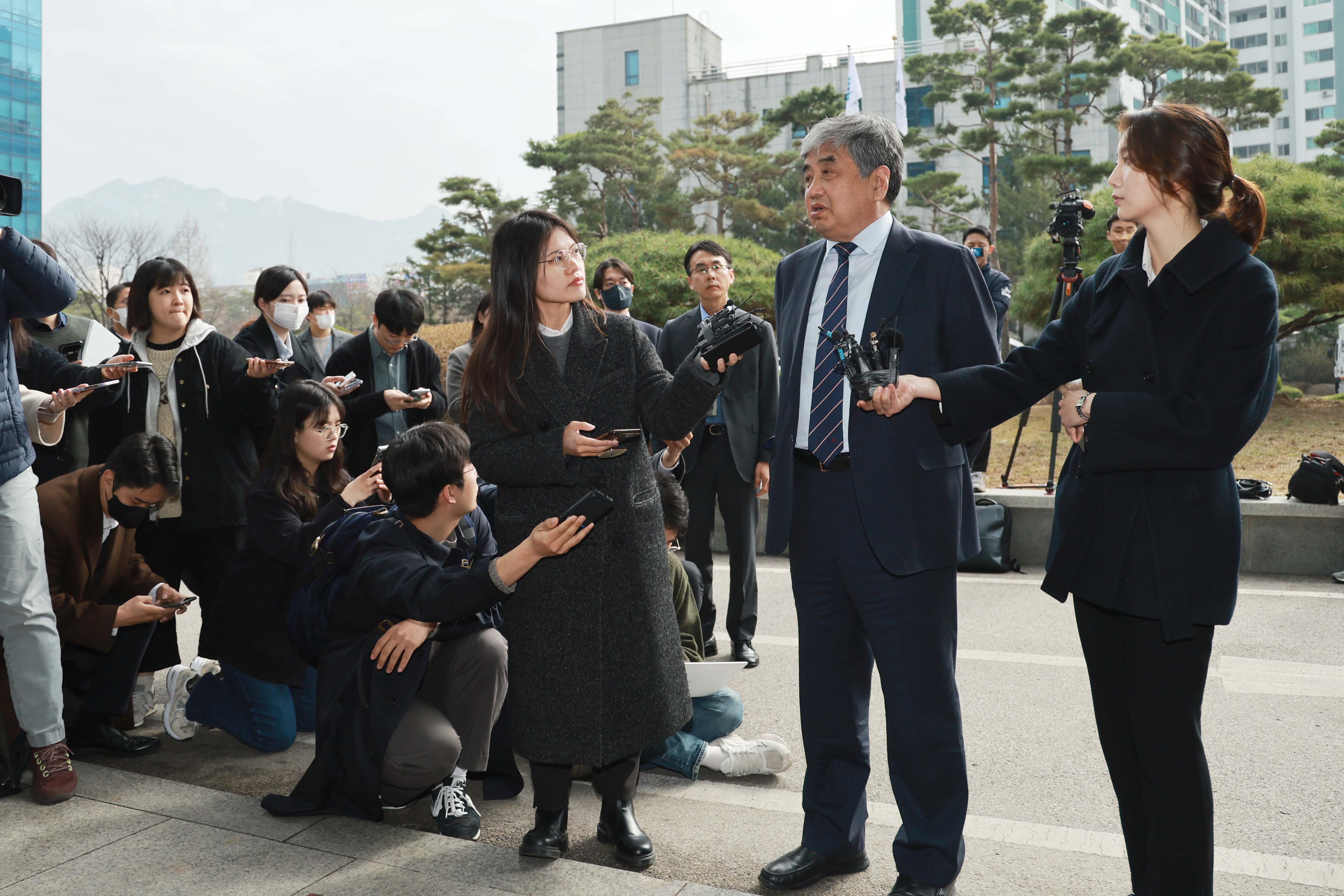 취재진 질문에 답하는 한상혁 방송통신위원장