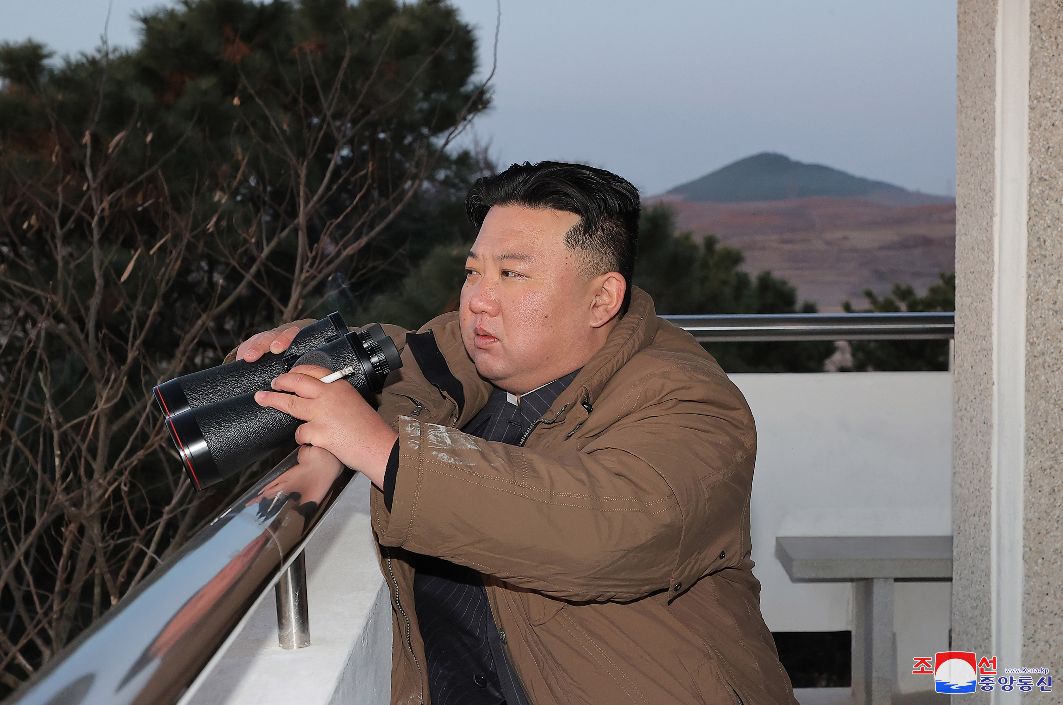 김정은 “핵전쟁억제력 강화로 적들에 두려움 줘야”…ICBM 참관