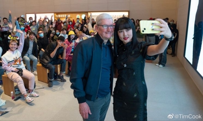 지난 24일 중국 베이징 내 애플 매장을 방문한 팀 쿡 애플 최고경영자(CEO)가 방문객들과 사진 촬영을 하고있다. 팀 쿡 웨이보 캡처