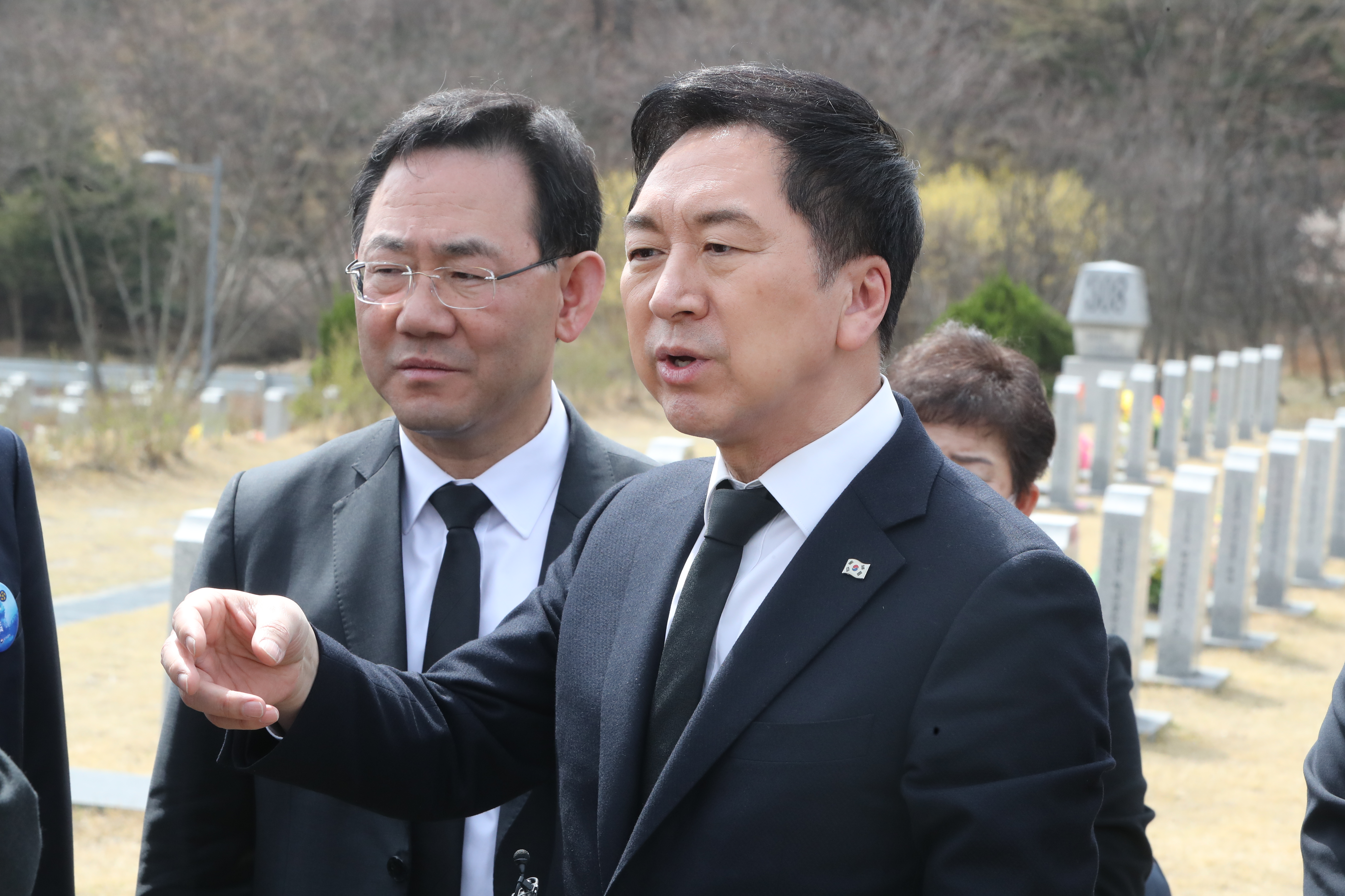 대전현충원 찾은 국민의힘  김기현(오른쪽) 국민의힘 대표와 주호영(왼쪽) 원내대표가 제8회 서해수호의날을 맞은 지난 24일 오후 대전 유성구 국립대전현충원 천안함 46 용사 묘역을 찾아 참배하고 유족들과 이야기를 나누고 있다.
연합뉴스