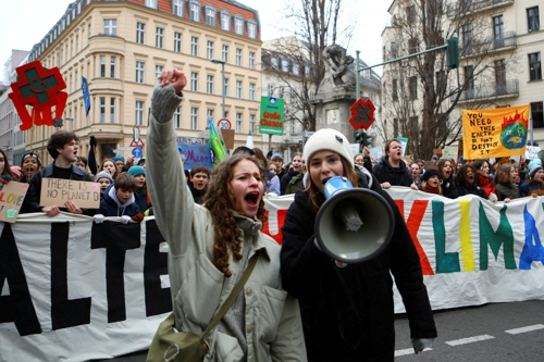 지난 3일 독일 베를린에서 환경운동가들이 기후위기 비상행동을 외치고 있다. 베를린 로이터 연합뉴스