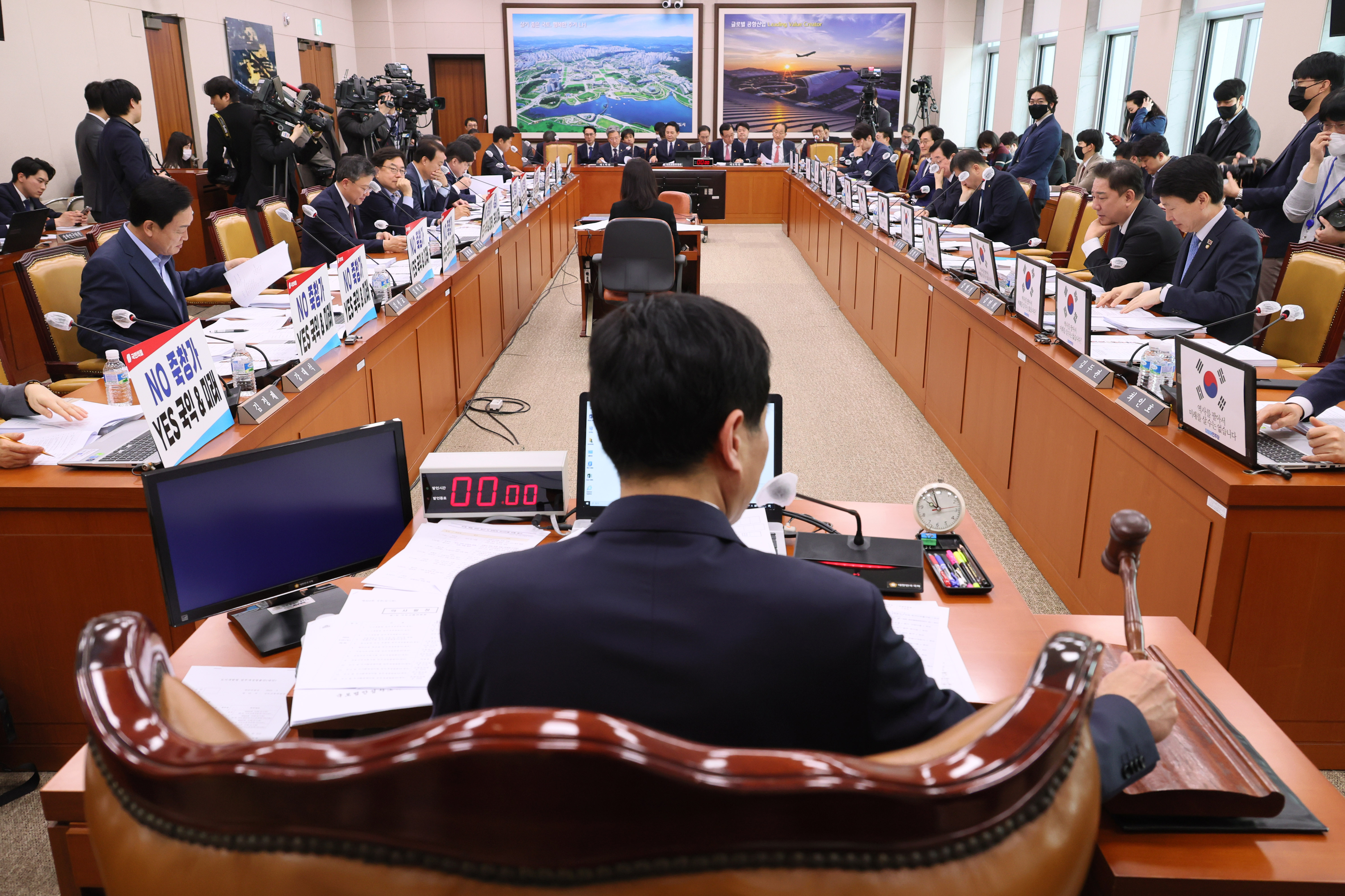 지난 23일 열린 국회 국토교통위원회 전체회의에서 김민기 위원장이 회의를 주재하고 있다. 이날 회의에서 여야는 TK신공항특별법을 통과시켰다. 연합뉴스