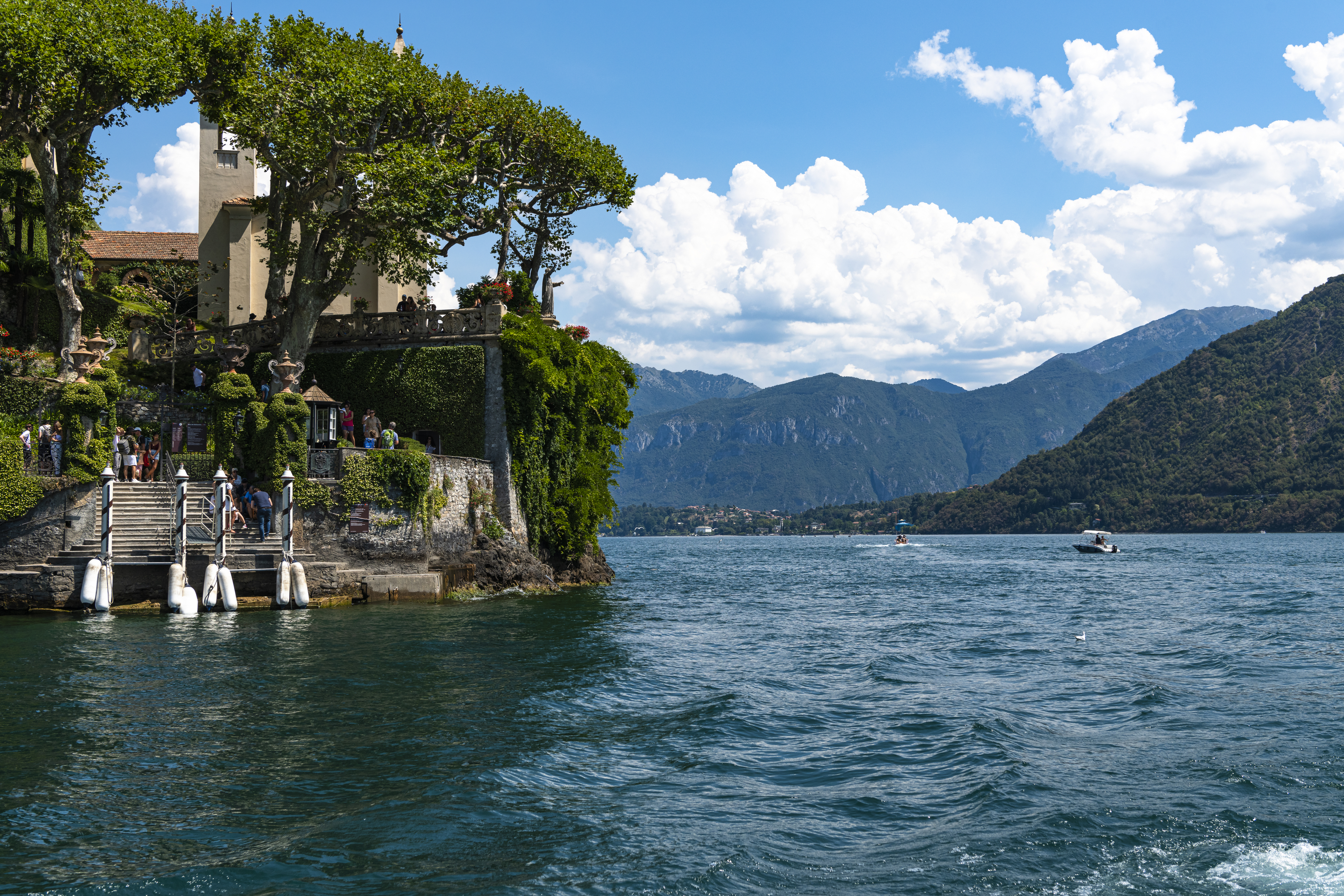 이탈리아 코모호수에서 배를 타고 ‘코모호의 진주’로 불리는 벨라조로 가는 길. 이승원 작가 제공