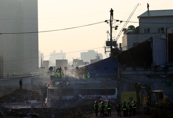 15일 6차 명도집행이 실행된 성북구 사랑제일교회에 신도들이 지붕 위에 올라 저항하고 있다. 사랑제일교회는 철거 문제로 재개발조합과 갈등을 빚어왔다. 2021.11.15 연합뉴스