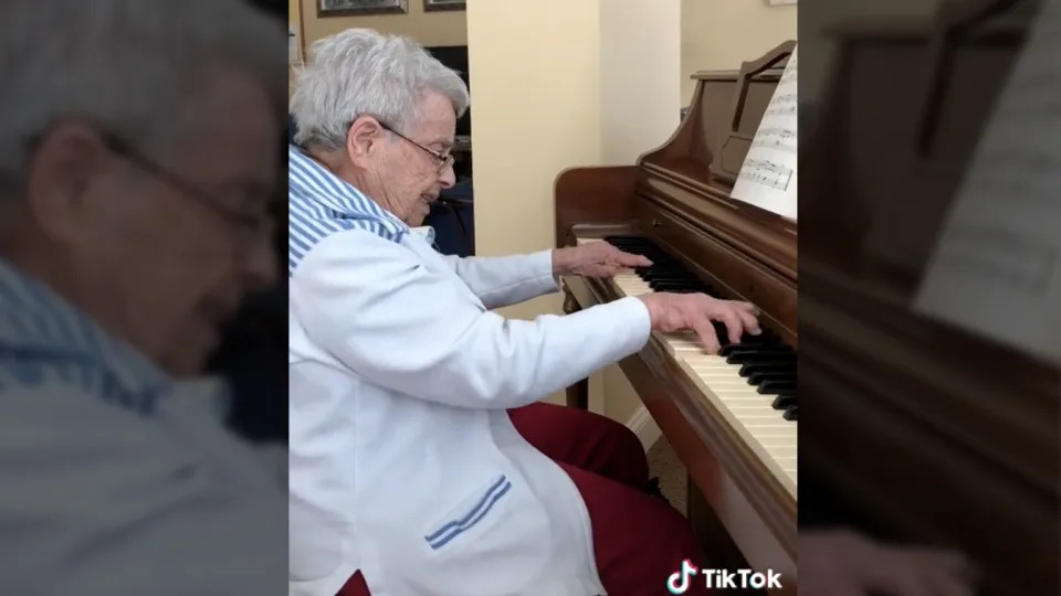 중증 치매를 앓으면서도클래식 음악들을 곧잘 연주하는 95세 미국 할머니 일레인 르바. 틱톡 동영상 캡처