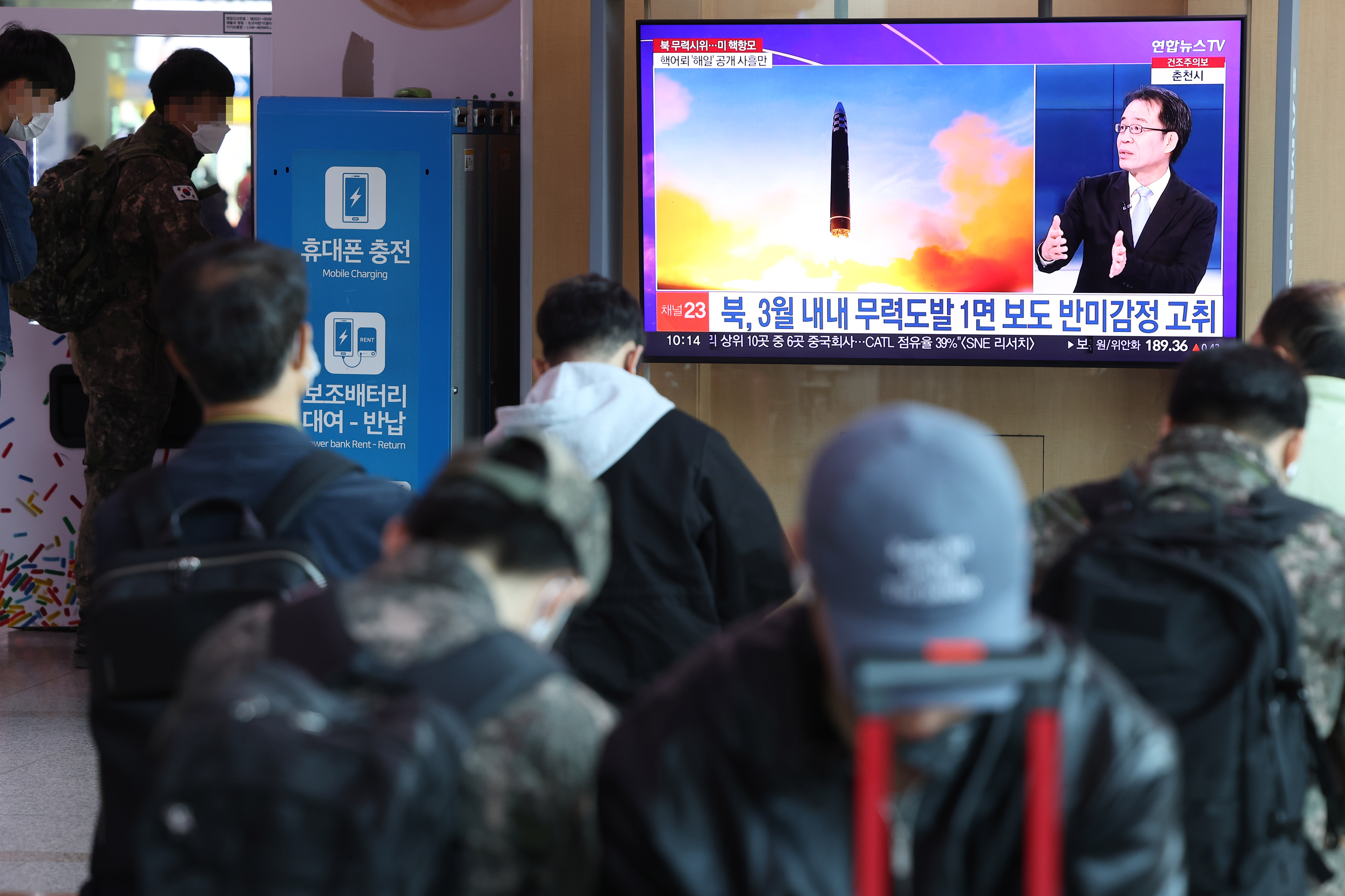 북한이 동해상으로 탄도미사일을 발사한 27일 오전 서울역 대합실에 관련 뉴스가 나오고 있다.  연합뉴스