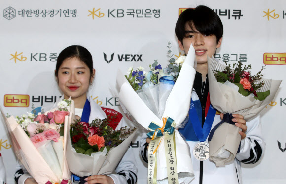 피겨스케이팅 이해인(왼쪽), 차준환이 27일 오후 2023 국제빙상경기연맹(ISU) 피겨스케이팅 세계선수권대회를 마치고 김포국제공항을 통해 귀국해 꽃다발을 들고 있다. 2023.3.27. 공동취재