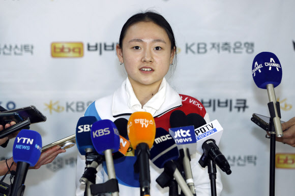 2023 국제빙상경기연맹(ISU) 피겨스케이팅 세계선수권대회에서 6위를 기록한 피겨스케이팅 김채연이 27일 서울 김포국제공항을 통해 귀국해 취재진과 인터뷰하고 있다. 2023.3.27. 공동취재